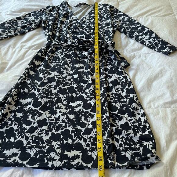 Brooks Brothers 346 Navy and White Floral Wrap Dress, Size Small - Picture 8 of 10